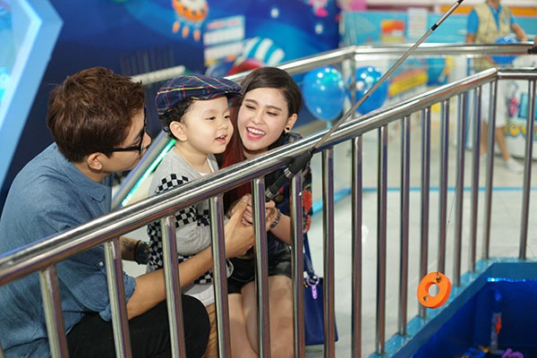 Vo chong Truong Quynh Anh dua con di choi cuoi tuan hinh anh