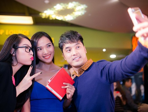 Ung Hoang Phuc nhi nhanh chup hinh cung vo sap cuoi hinh anh