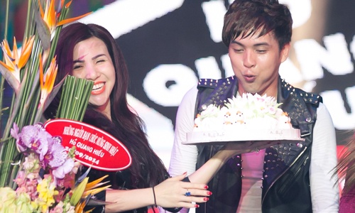 Ho Quang Hieu duoc nguoi yeu tin don mung sinh nhat som hinh anh