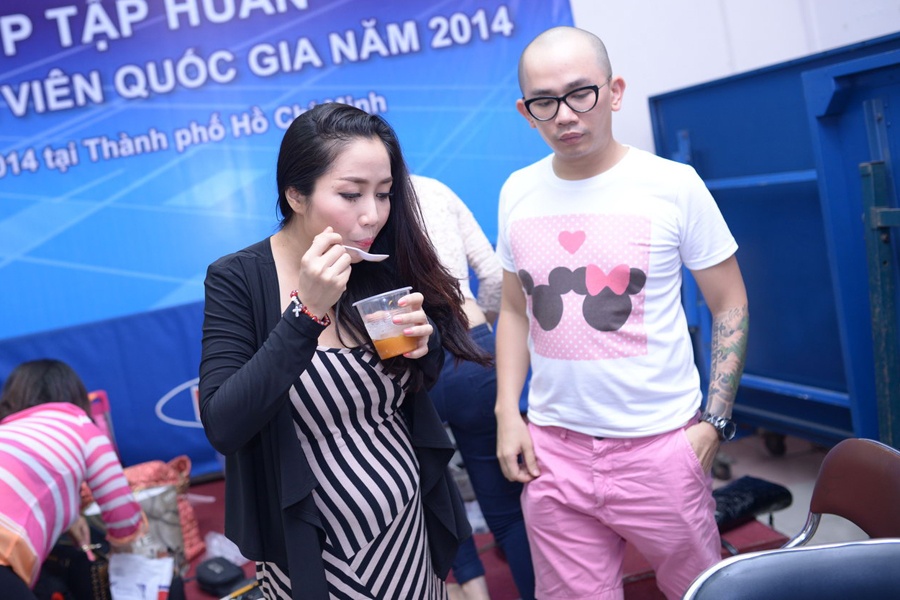 Oc Thanh Van an voi truoc khi ngoi ghe nong hinh anh