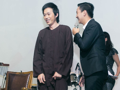 Hoai Linh dien ao ba ba, xo dep lao den mung Hoai Lam hinh anh