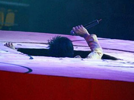 Ca si Viet hot hoang vi san khau sap, chay khi dang hat hinh anh