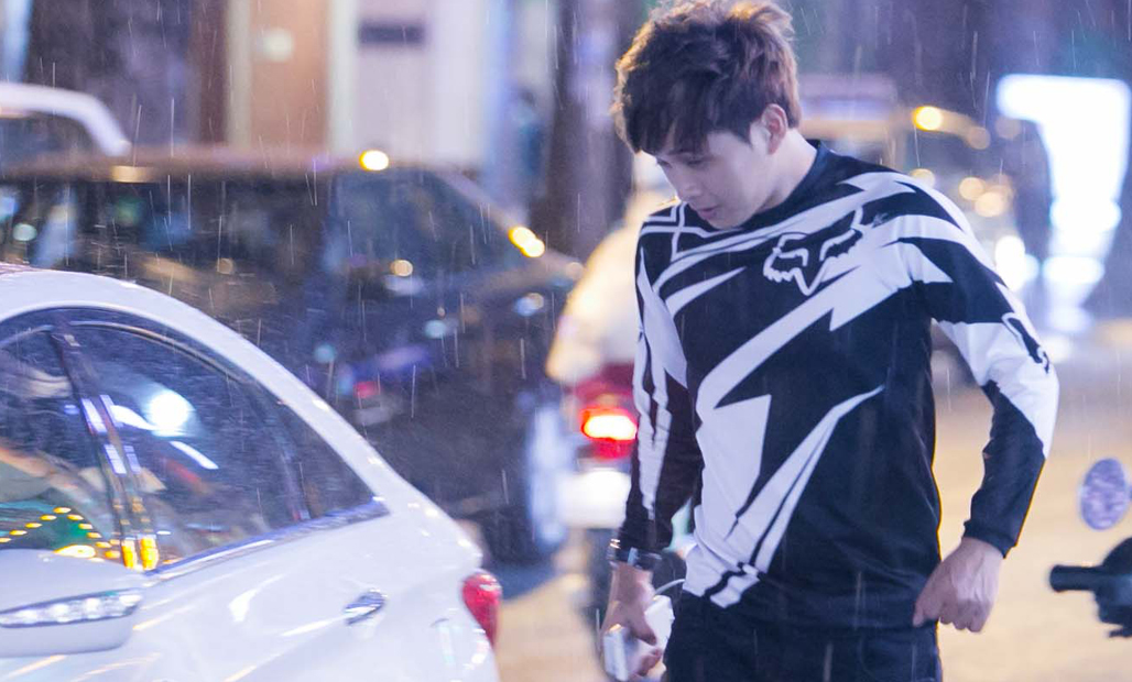 Ho Quang Hieu doi mua di an khuya o quan binh dan hinh anh