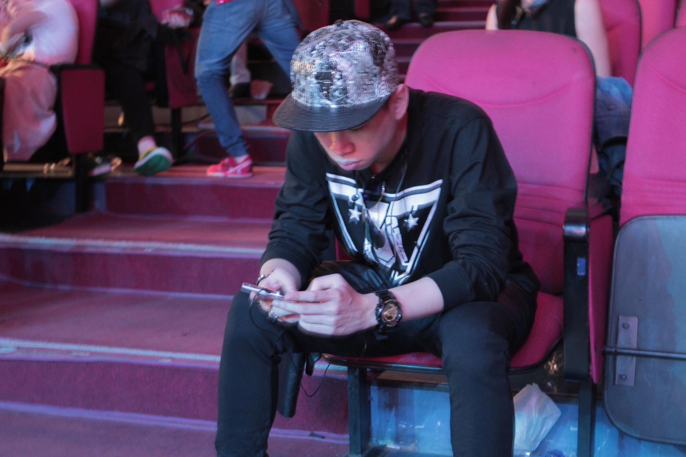 Nghi an Hoang Ton khong vui vi phien ban moi cua FB Boiz hinh anh