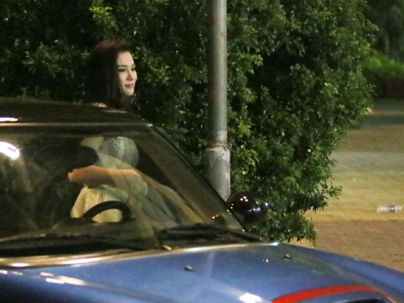 Thu Thuy lai xe sang cua ban trai dai gia di su kien hinh anh