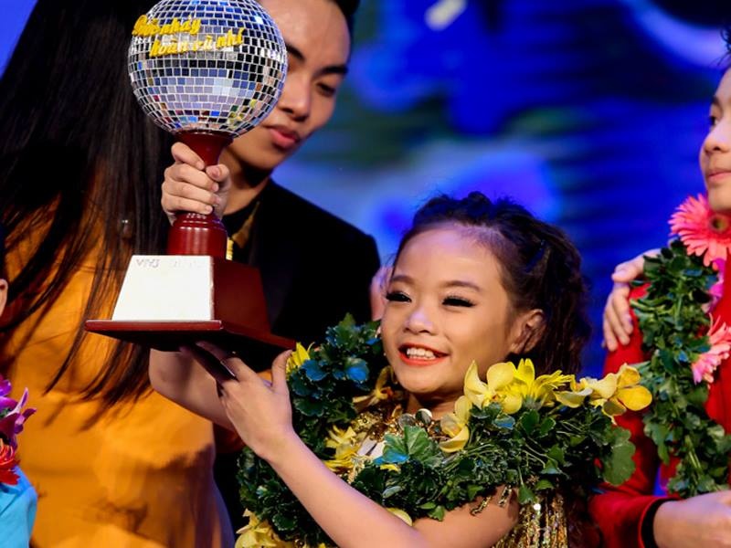 Ga cung cua Doan Trang dang quang Buoc nhay hoan vu nhi hinh anh
