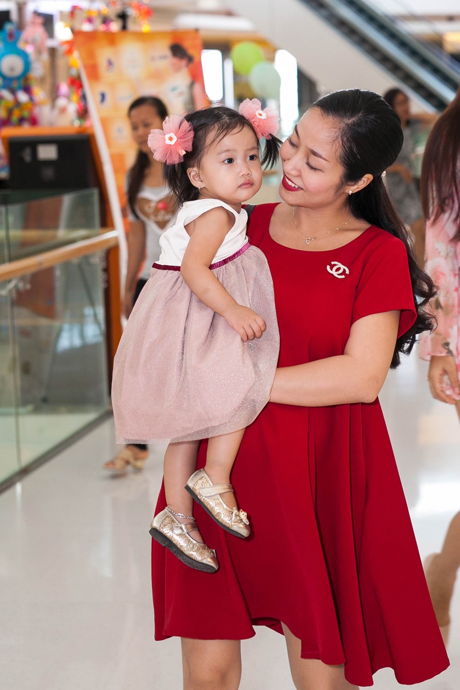 Hôm 1/10, Ốc Thanh Vân đã có mặt trong một sự kiện diễn ra tại TP.HCM. Nữ giám khảo Bước nhảy hoàn vũ nhí tham gia sự kiện cùng với con gái của cô.