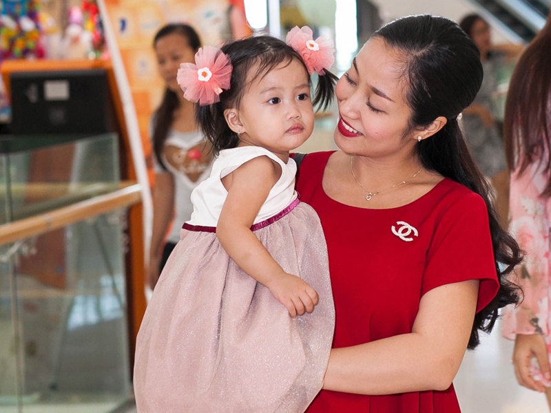 Oc Thanh Van khe ne bung bau di du tiec cung con gai hinh anh