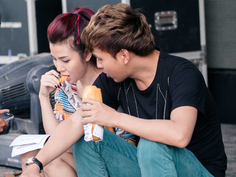 Ho Quang Hieu an voi banh mi trong luc tong duyet minishow hinh anh