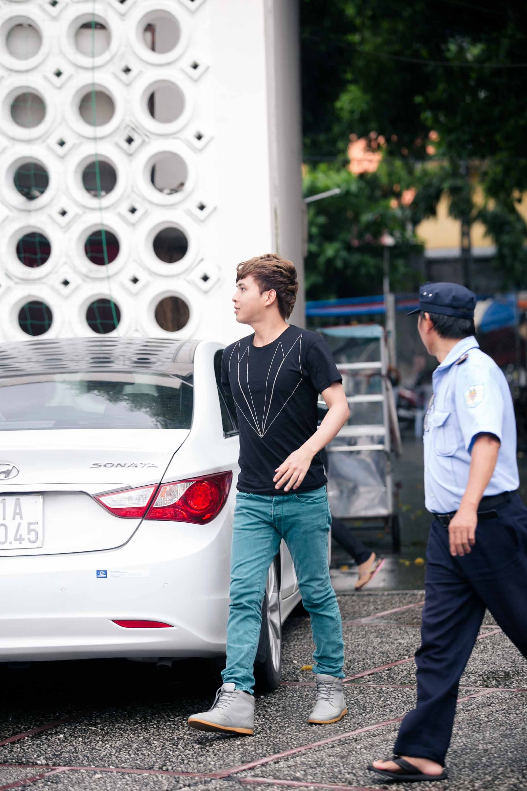 Nam ca sĩ di chuyển bằng chiếc xe sang trọng do anh tự mua sao bao năm đi hát.