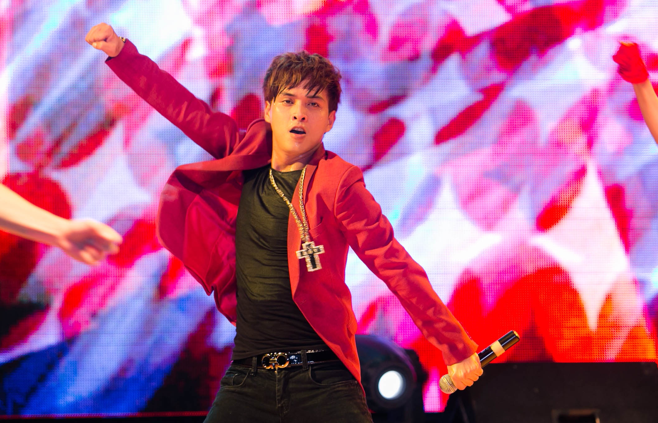 Ho Quang Hieu nhay sung du thieu ngu hinh anh