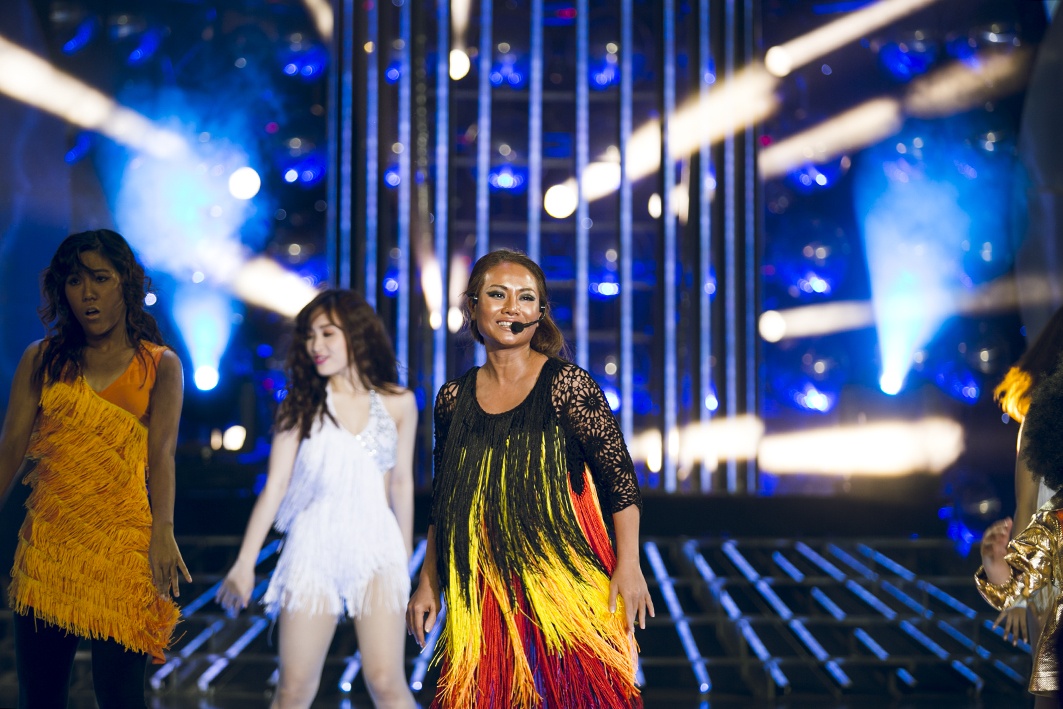 Thu Phuong va Gia Huy hoa than thanh nhom Boney M hinh anh