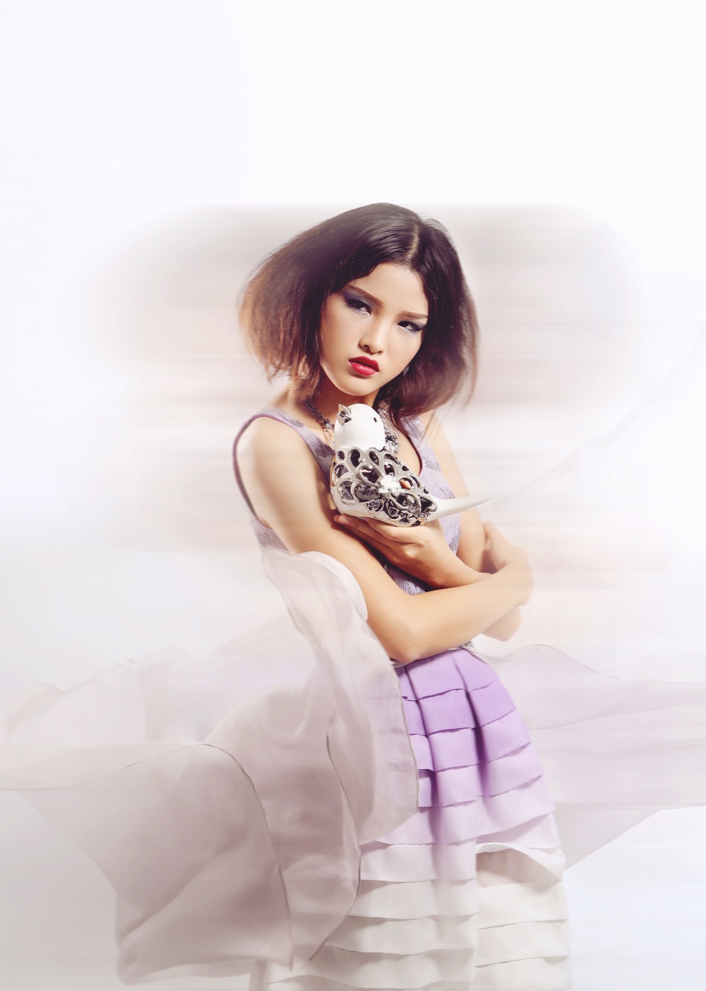 Trang phục sequin sắc tím với phần chân váy xếp bèo chuyển màu Ombre mang lại phong cách lãng mạn bay bỗng.