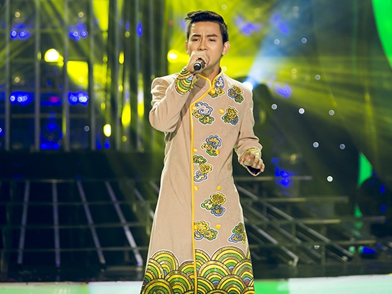 Hoai Lam dien ao dai tren san khau Guong mat than quen nhi hinh anh