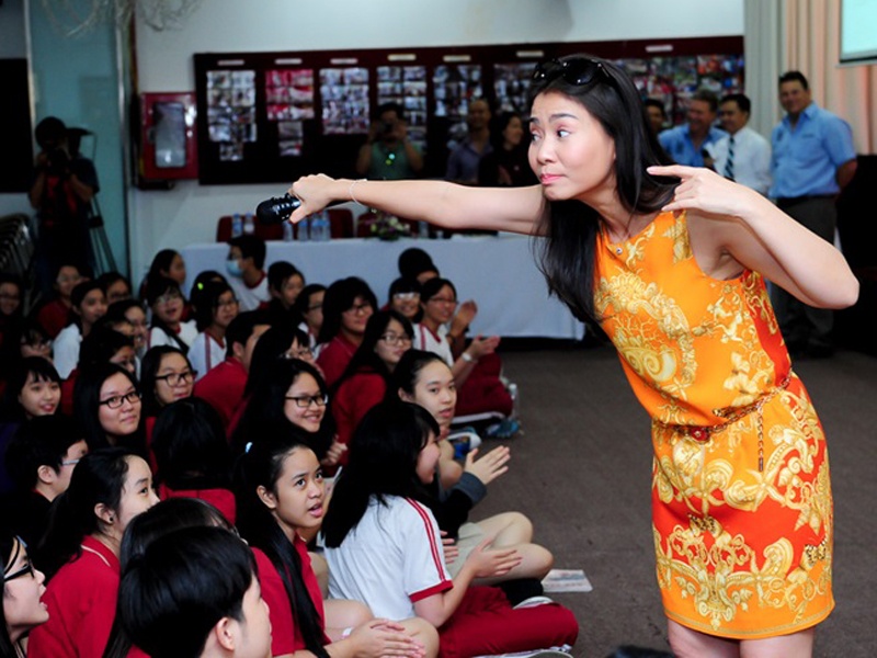 Thu Minh, Thanh Bui den truong hoc keu goi bao ve te giac hinh anh