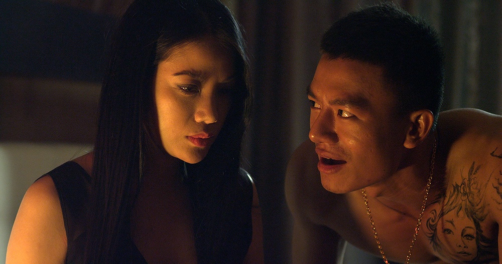 Hieu Nguyen khoe body quay canh nong cung Truong Ngoc Anh hinh anh