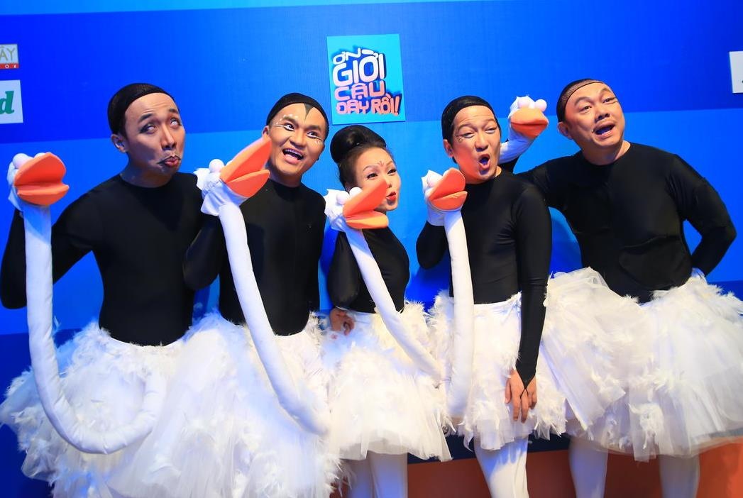 Tran Thanh dien vay mua ba le cung Viet Huong hinh anh