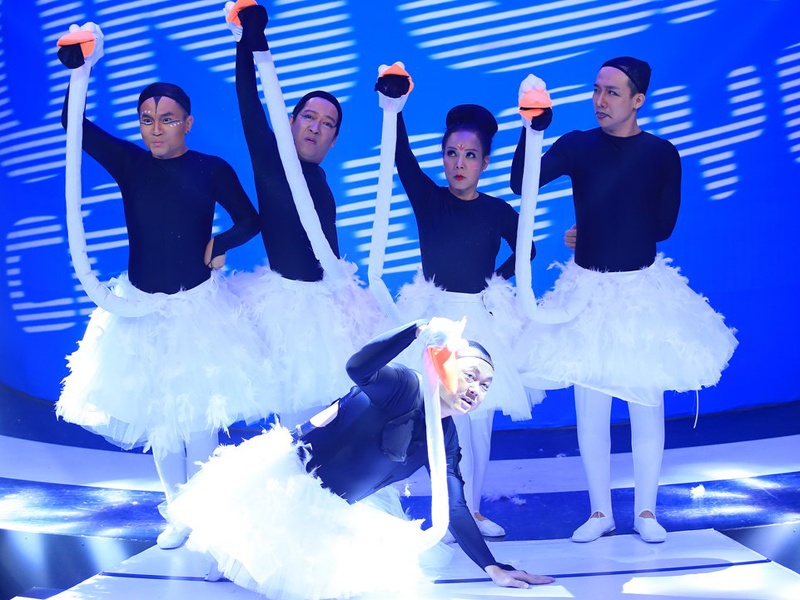 Tran Thanh - Chi Tai mac vay mua ba le hinh anh