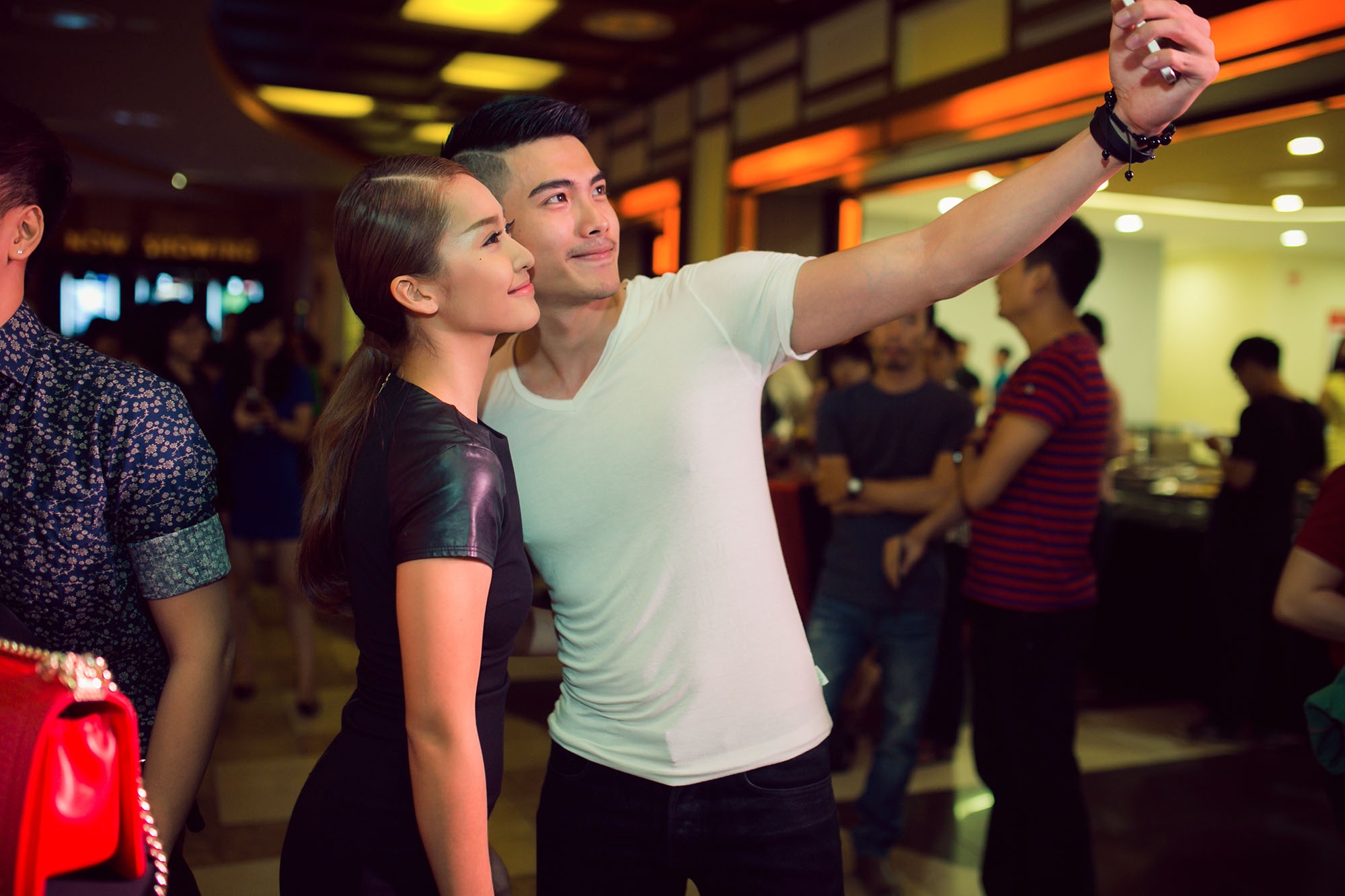 Hot girl Kha Ngan lan dau cong khai ban trai hinh anh