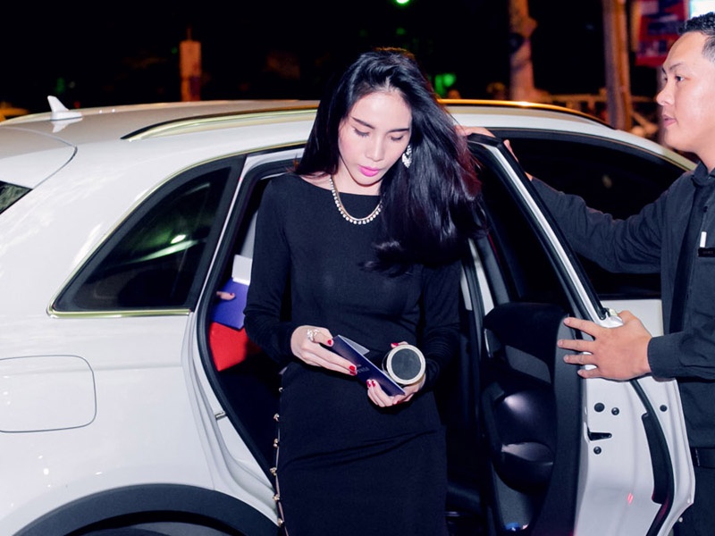 Thuy Tien di xe sang den gap David Beckham hinh anh