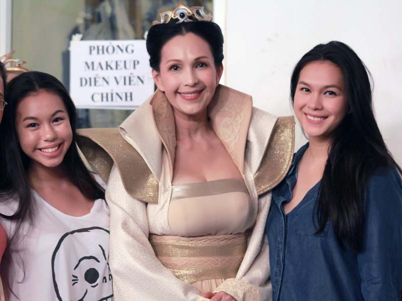 Con gai Diem My lan dau den phim truong ung ho me hinh anh