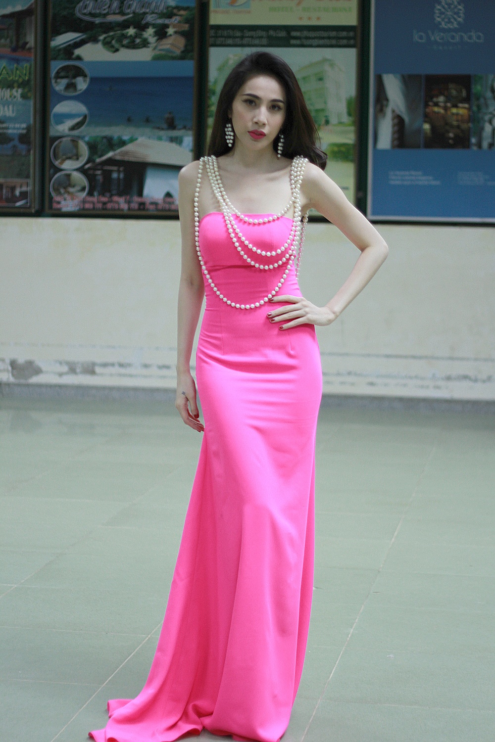 Xuất hiện trong chương trình, Thuỷ Tiên thu hút mọi ánh nhìn với trang phục váy cúp ngực khoe vai trần gợi cảm.