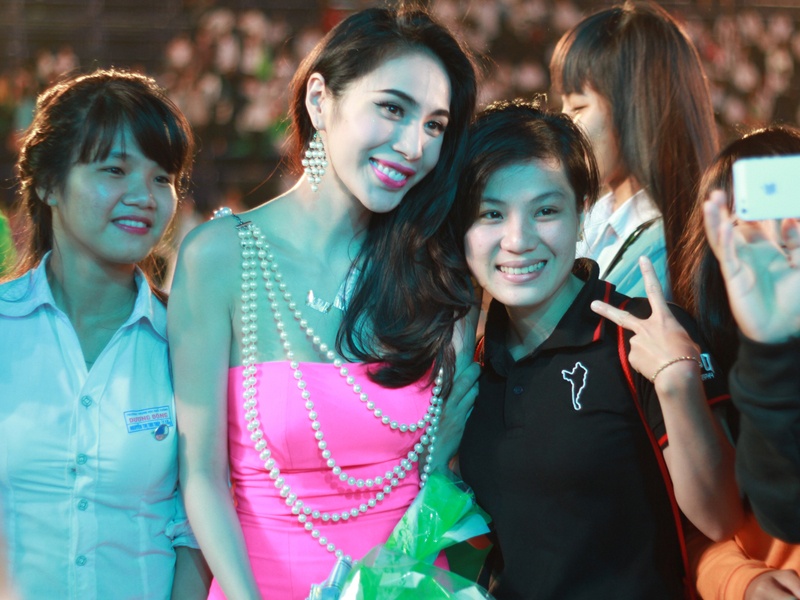 Thuy Tien bi fan Phu Quoc vay kin hinh anh