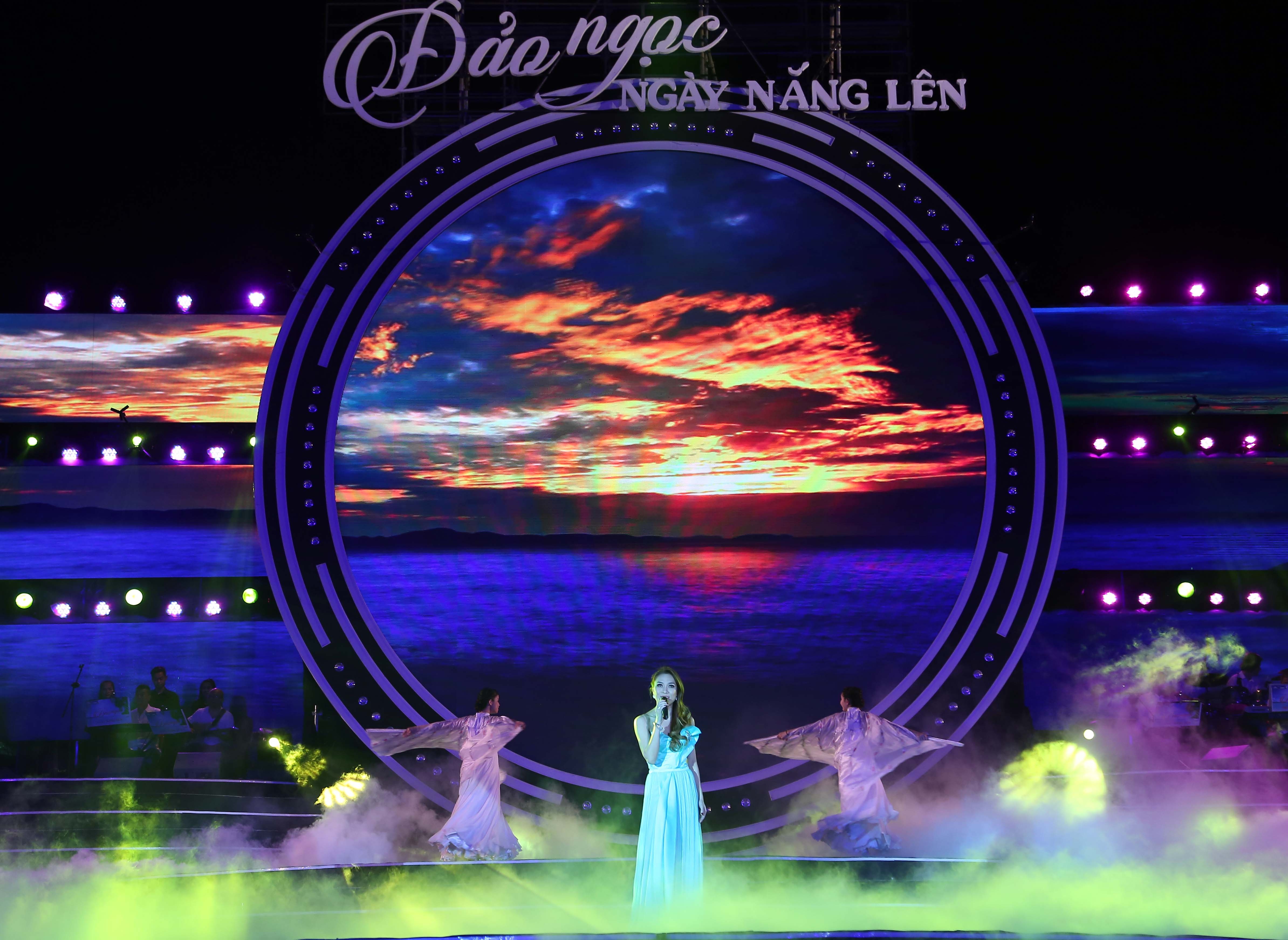 Clip My Tam hat sai loi doan dau ca khuc Bien hat chieu nay hinh anh