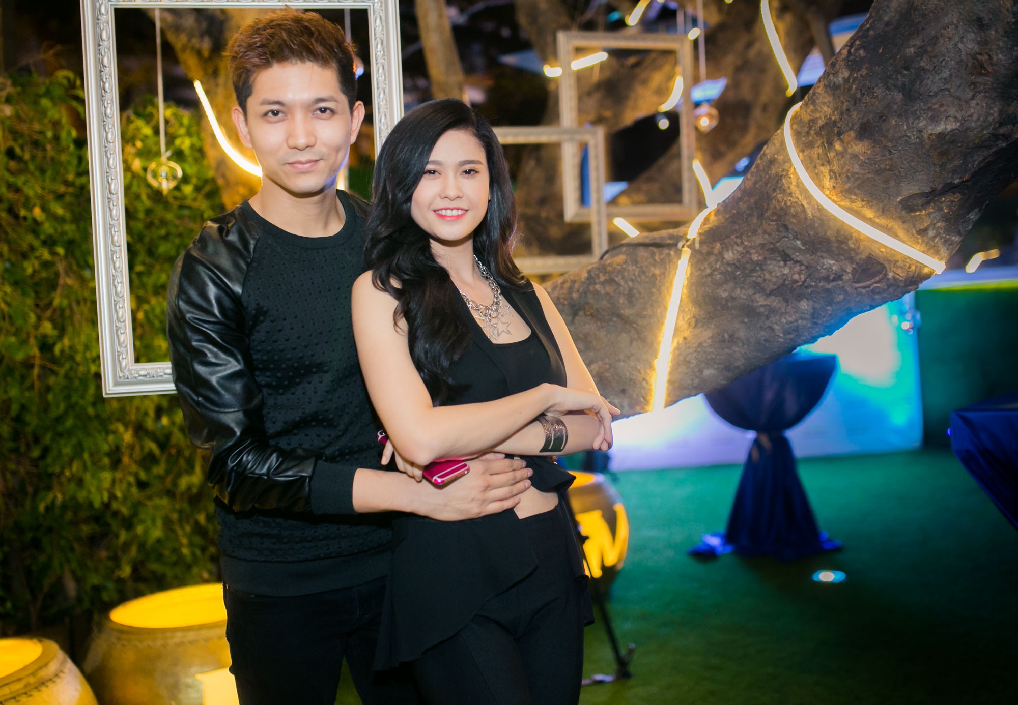 Tim than mat om eo Truong Quynh Anh chon dong nguoi hinh anh