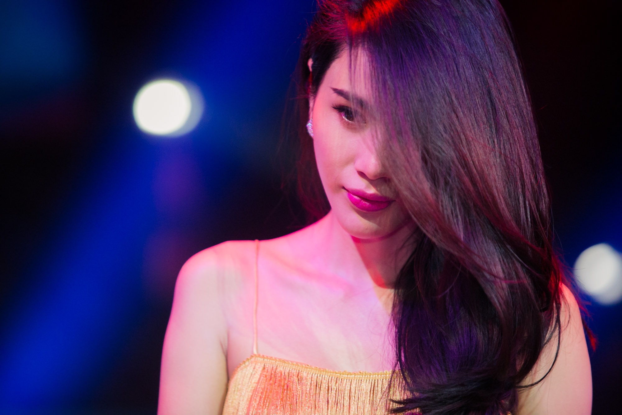 Thuy Tien roi nuoc mat trong buoi gap fan hinh anh