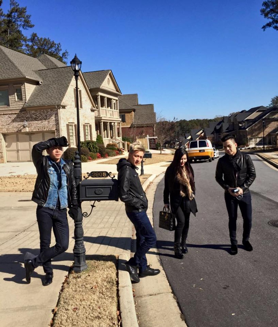 Trong chuyến lưu diễn còn có sự góp mặt của ca sĩ Ngô Kiến Huy và Hương Tràm.