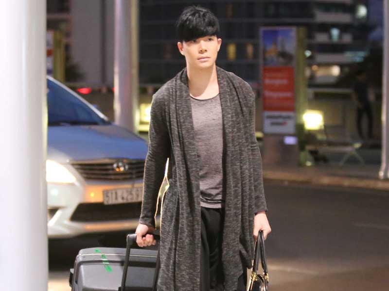 Nathan Lee lang tu va sanh dieu o san bay hinh anh