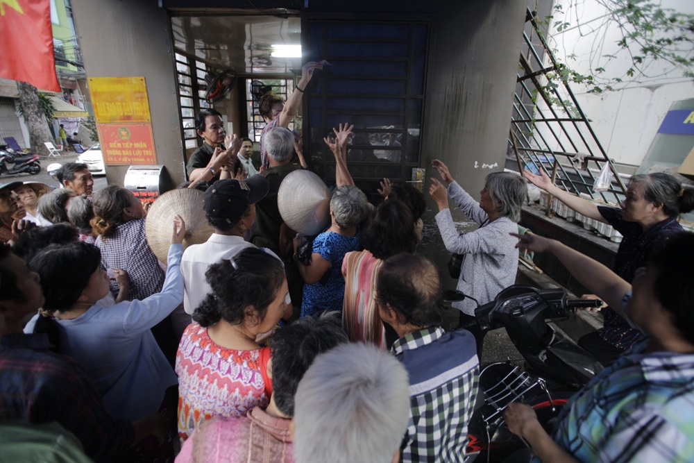 Ngoc Son phat tien va gao truoc cua cho nguoi ngheo Sai Gon hinh anh