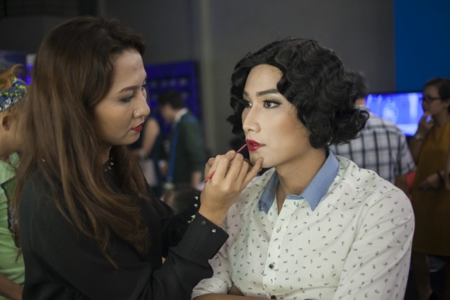 Hau truong gia gai cua Chi Thien trong Guong mat than quen hinh anh