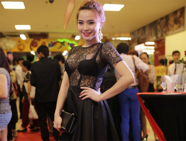 Hai Bang mac vay xuyen thau ho bao di xem phim hinh anh