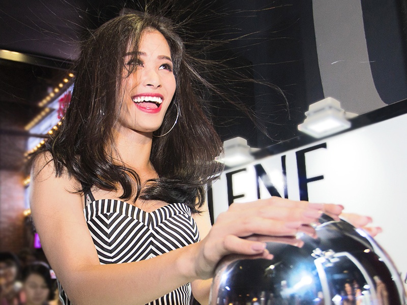 Diem My, Dong Nhi tham gia thu thach toc truoc mat fan hinh anh