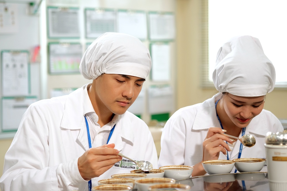 Dong Nhi - Ong Cao Thang tham quan nha may ca phe hinh anh