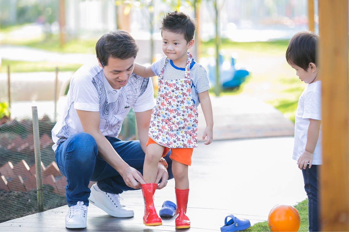 Dang Khoi gay chu y khi dan con den truong hoc hinh anh