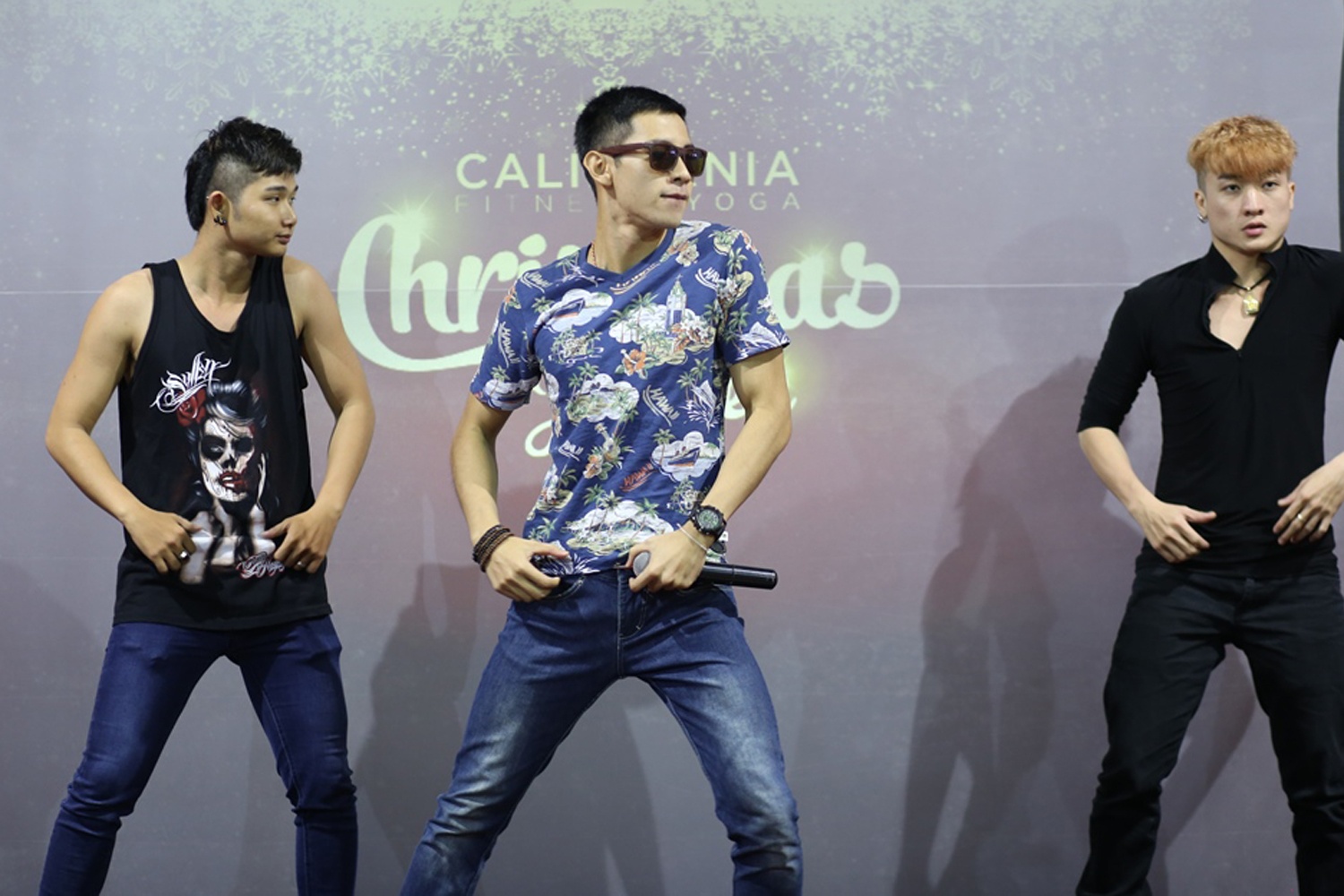 Ho Vinh Khoa khoe ve dien trai tren san tap hinh anh