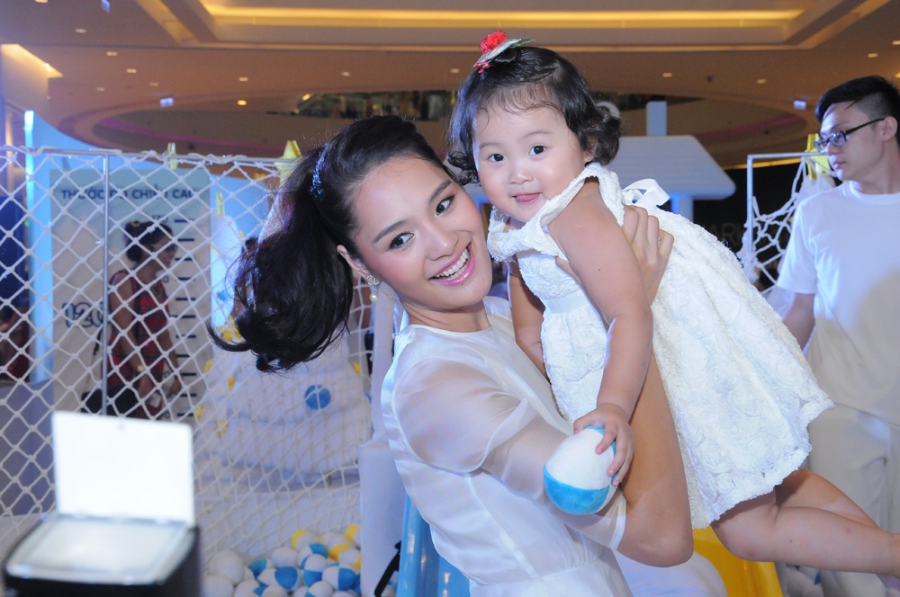Hoa hau Huong Giang lan dau be con di su kien hinh anh