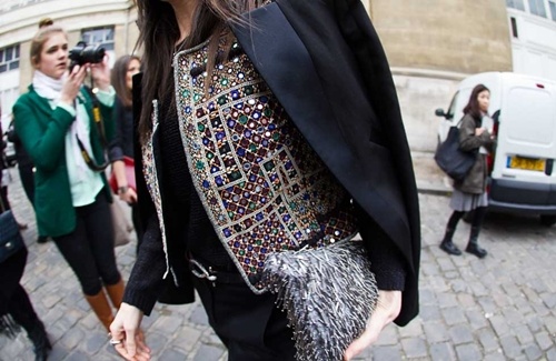 Nghe thuat chon mua quan ao binh dan hinh anh