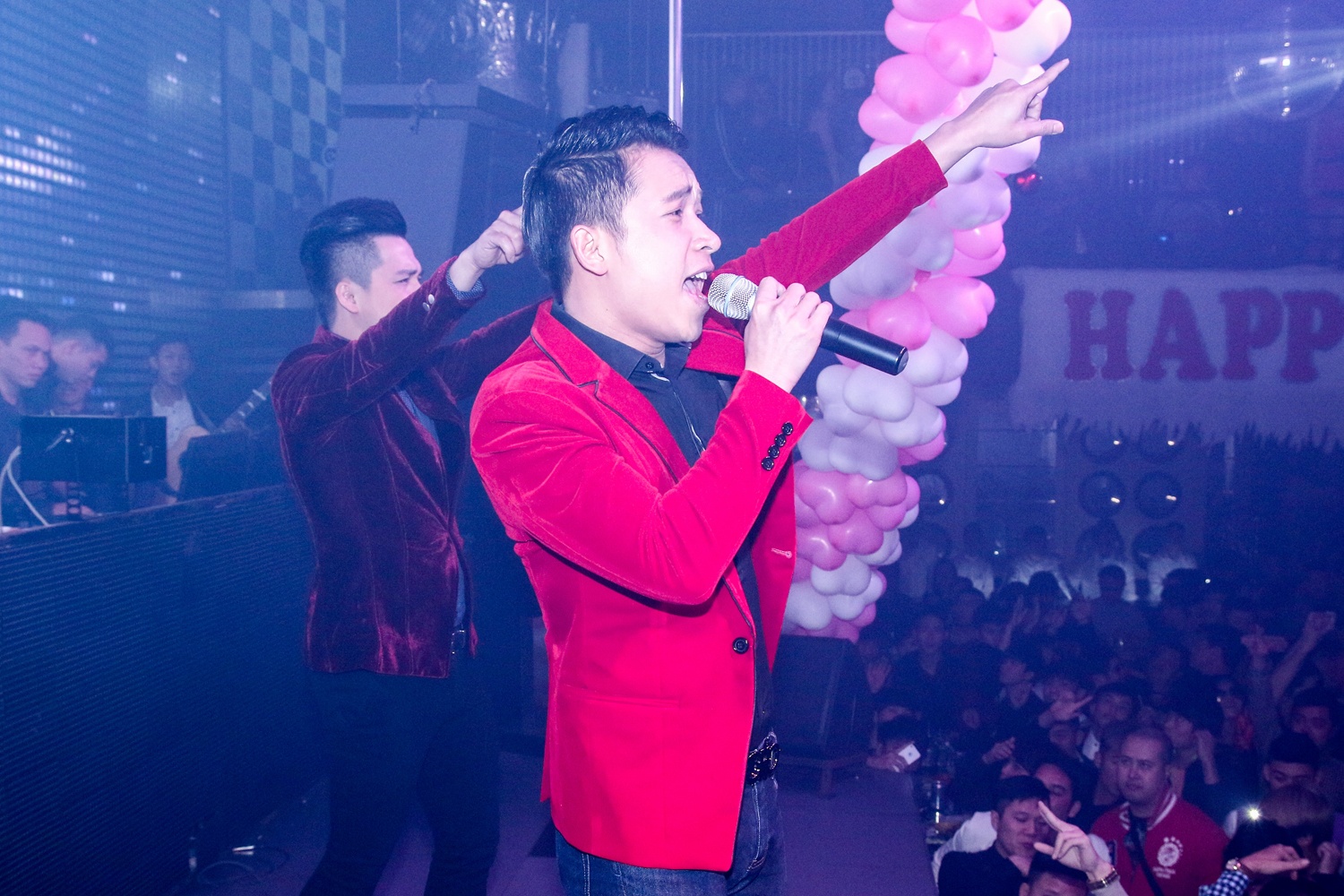 The Men huy toan bo show nuoc ngoai de luu dien xuyen Viet hinh anh