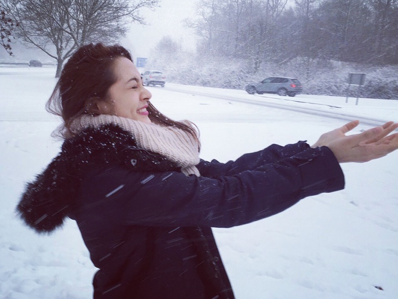 Bao Anh phan khich dua gion duoi tuyet o chau Au hinh anh