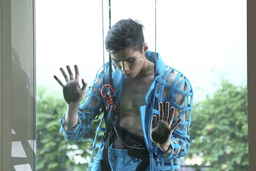 Thi sinh Next Top choang voi thu thach tren khong hinh anh