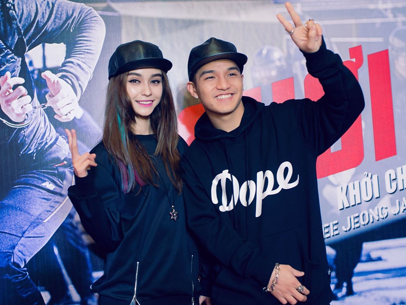 Cuong Seven nhi nhanh di xem phim cung nguoi yeu tin don hinh anh