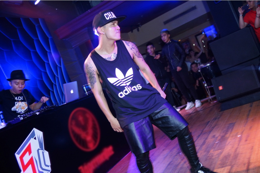 Cuong Seven khoe hinh xam ham ho tren san khau hinh anh