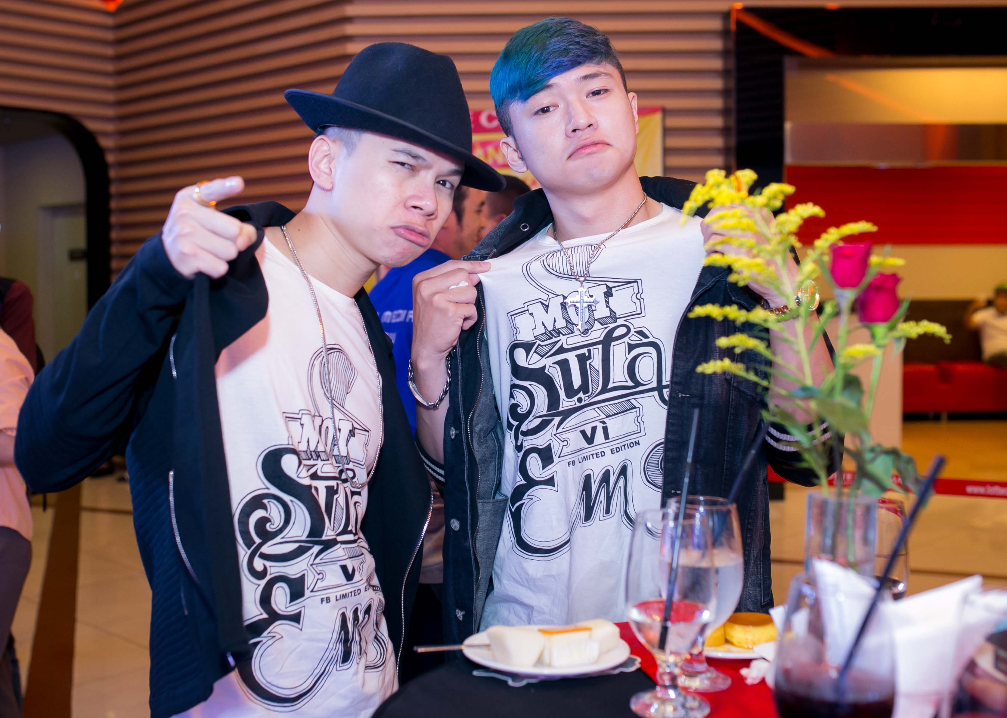 Hoang Ton - Bao Kun mac ao giong nhau di xem phim hinh anh