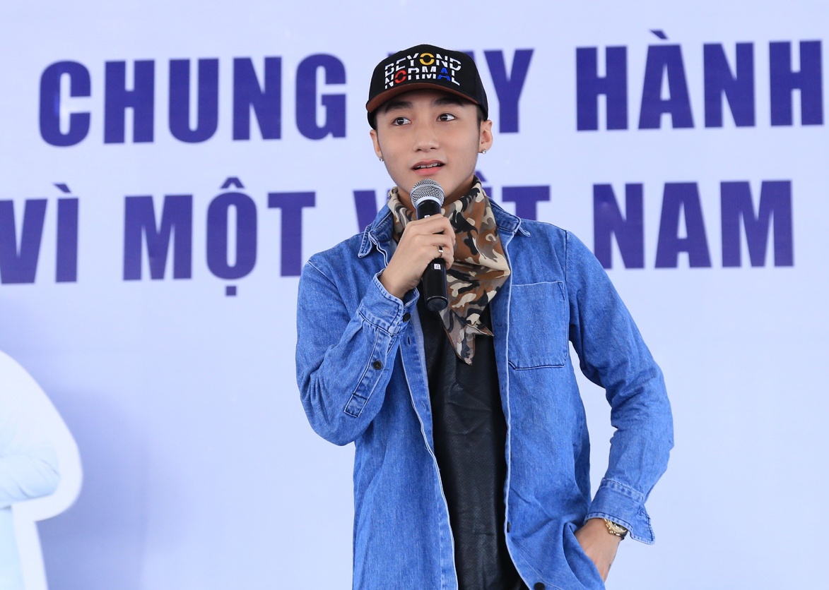 Son Tung - Pham Quynh Anh khuay dong san khau tren duong pho hinh anh