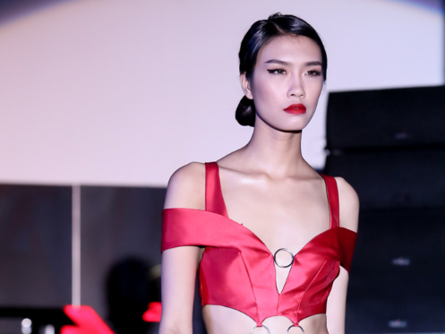 Mau Thuy - Nguyen Oanh noi bat khi sai buoc catwak o Da Nang hinh anh