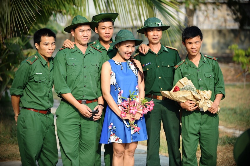 MC Như Quỳnh rạng rỡ bên chụp ảnh lưu niệm cùng các chiến sĩ.